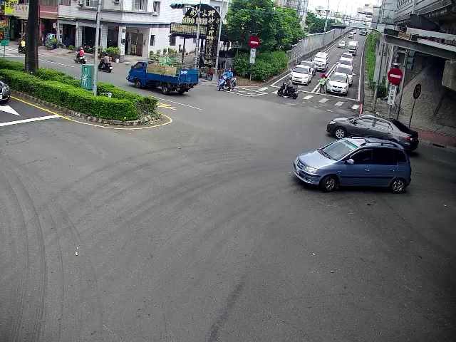 高雄市道路  瑞隆東路出口閘道南向路口 距離2.7公里 氣溫30.4度