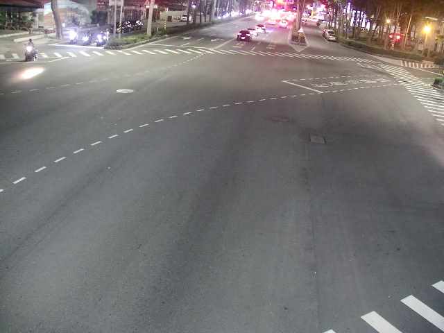 高雄市道路  鳳山區-五甲一路、瑞隆東路西北角 距離2.4公里 氣溫30.4度