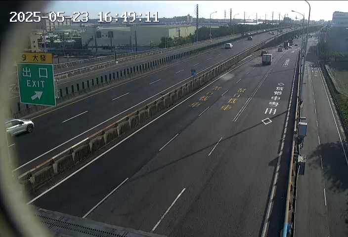 高雄市道路  萬大大橋往西下橋匝道口(北側) 距離3.6公里 氣溫30.3度