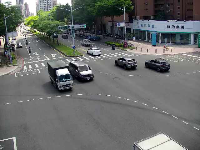 高雄市道路  博愛三路、曾子路(西南角) 距離0.2公里 氣溫27.5度