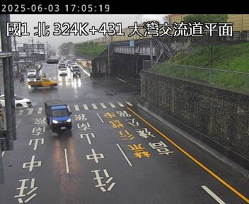 國道1號 北上 324K+431 大灣交流道到永康交流道 距離1.8公里 氣溫28.3度