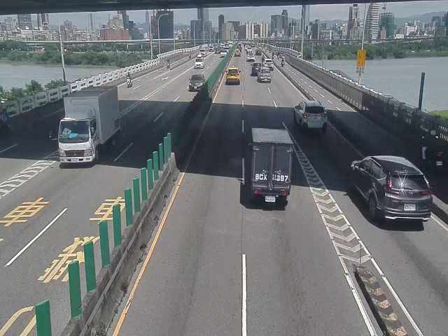 新北市道路 三重區忠孝橋(往台北方向避車彎)