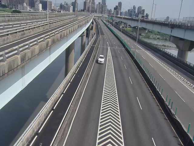 新北市道路  新北環快，南下5K+232板橋匝道分流處 距離0.8公里 氣溫24.5度