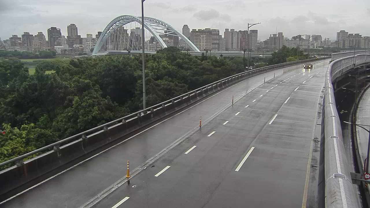 新北市道路  永和區環河西路一段85巷前(高架) 距離1.2公里 氣溫24.4度
