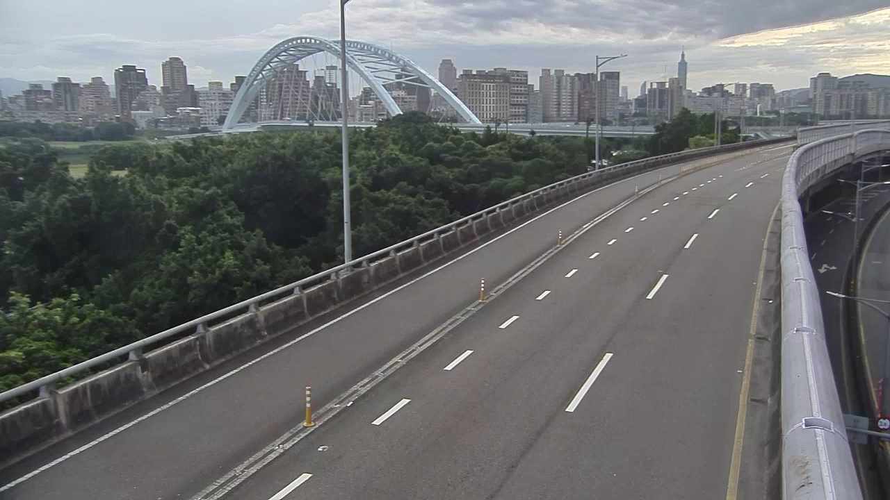新北市道路  永和區環河西路一段85巷前(高架) 距離1.1公里 氣溫30.3度
