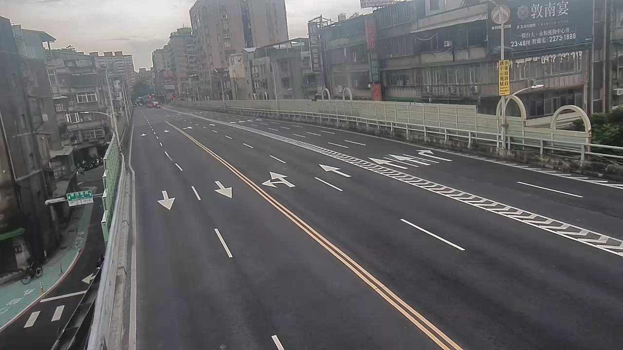 新北市道路  永和區福和橋上(環河東路三段上方)(路燈桿上) 距離0.8公里 氣溫30.3度