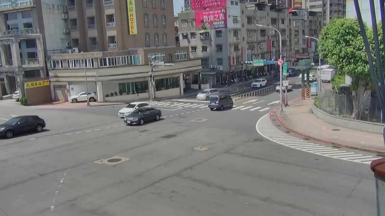 新北市道路 新店區環河路、中央路口(東側號誌桿上)