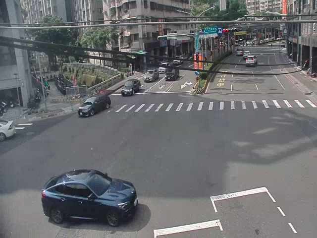 新莊區中山路、青山路口(南側號誌桿上) 氣溫27.9度