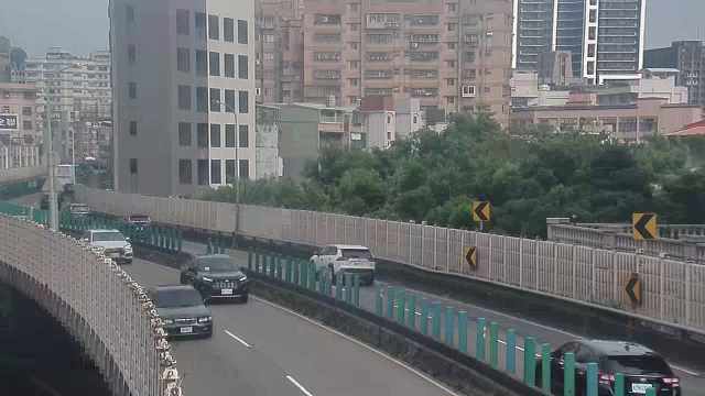 新北市道路  三重區台1高架，重新路上分路燈桿 距離0.5公里 氣溫25.5度