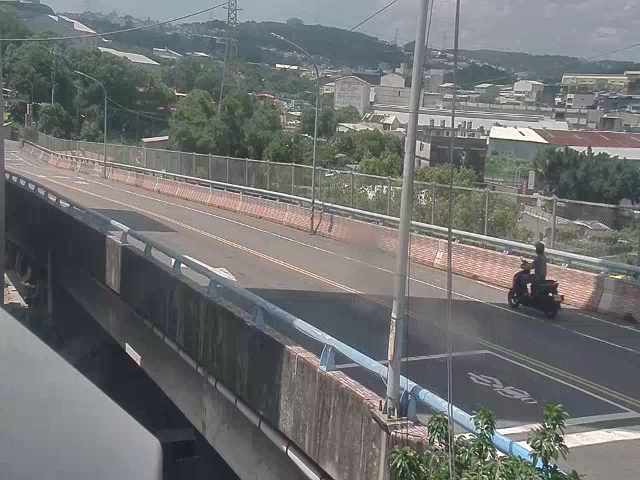 新北市道路  鶯歌區中山高架橋、西湖街 距離0.7公里 氣溫24.8度