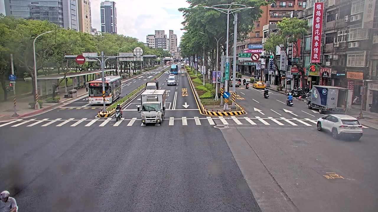 新北市道路  板橋區文化路、新站路 距離0.7公里 氣溫32度