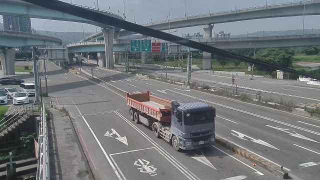 新北市道路  八里區臨港路商港路口 距離1.4公里 氣溫25.8度