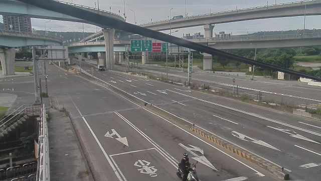 新北市道路  八里區臨港路商港路口 距離1.2公里 氣溫30.6度