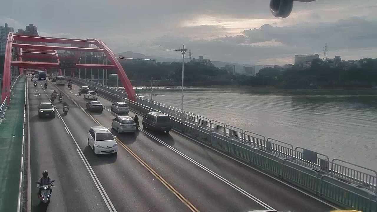 新北市道路  八里區關渡大橋(八里龍米路上方門架) 距離0.3公里 氣溫29.5度