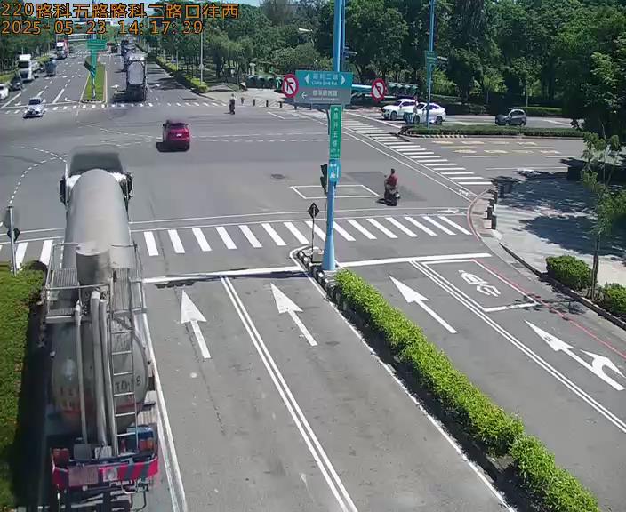 高雄科學園區  220路科五路路科二路向北-球機 距離1.4公里 氣溫27.5度