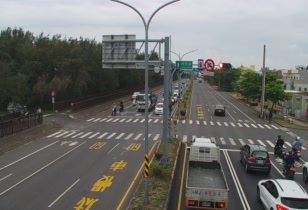 台17線  182K+950 灣裡(喜樹路340巷南側)濱南路中央分隔島上 距離2.5公里 氣溫29.3度