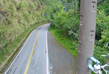 台18線  90K+410 嘉義縣阿里山鄉明隧道西端 東向路側 距離2.7公里 氣溫16.1度