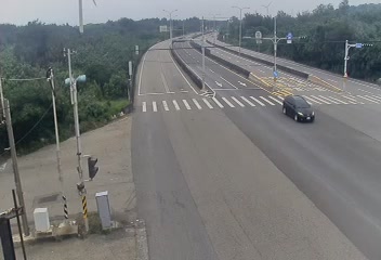 台61線  87K+600 竹南鎮-西濱公路=崎頂新樂園旁（順樁） 距離2.6公里 氣溫23度