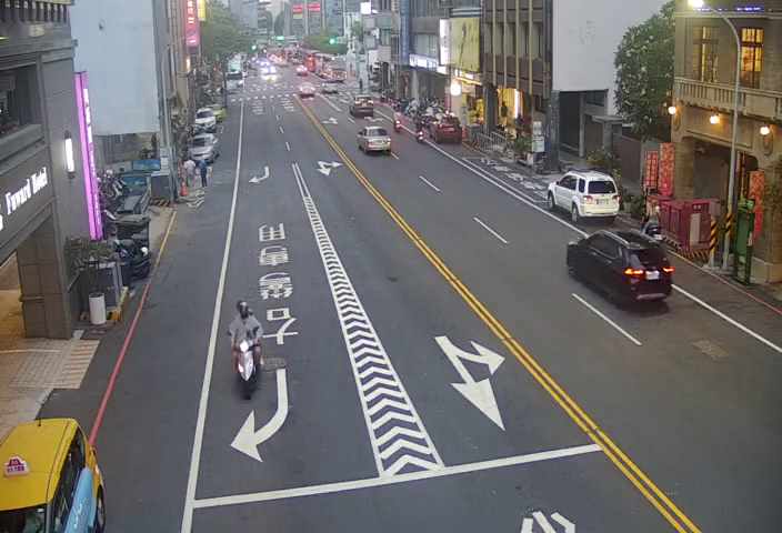 台南市道路  中正路與忠義路二段口南桿(向南) 距離0.3公里 氣溫30.6度