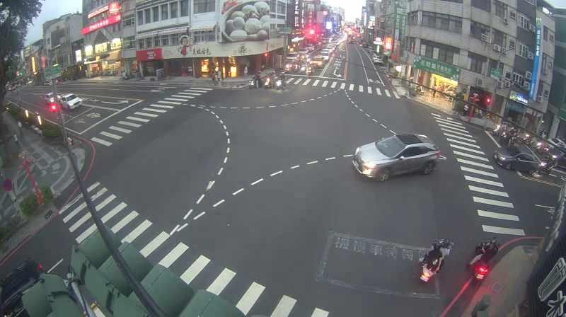 台南市道路  南門路與府前路一段口(南桿) 距離0.4公里 氣溫30.6度