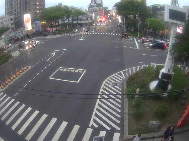 台南市道路  西門路一段與府前路一段口(南桿) 距離0.9公里 氣溫30.6度
