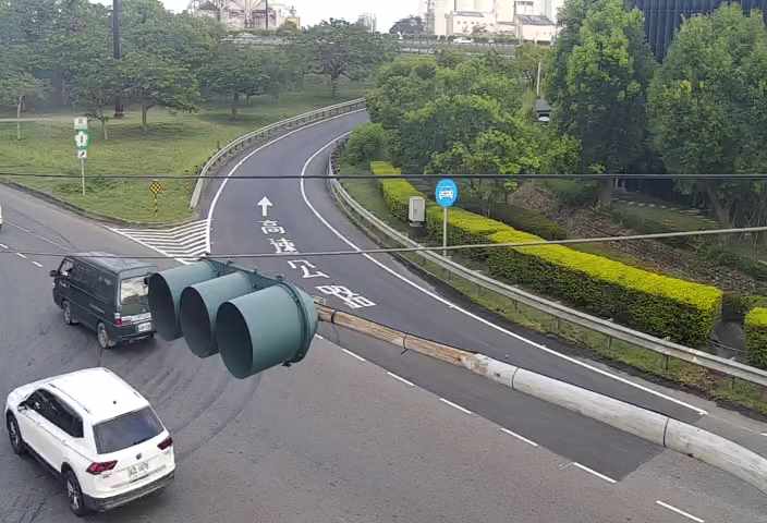 台南市道路  永康區 中正北路與國1永康交流道西側匝道路口西桿(向東) 距離0.9公里 氣溫27.5度