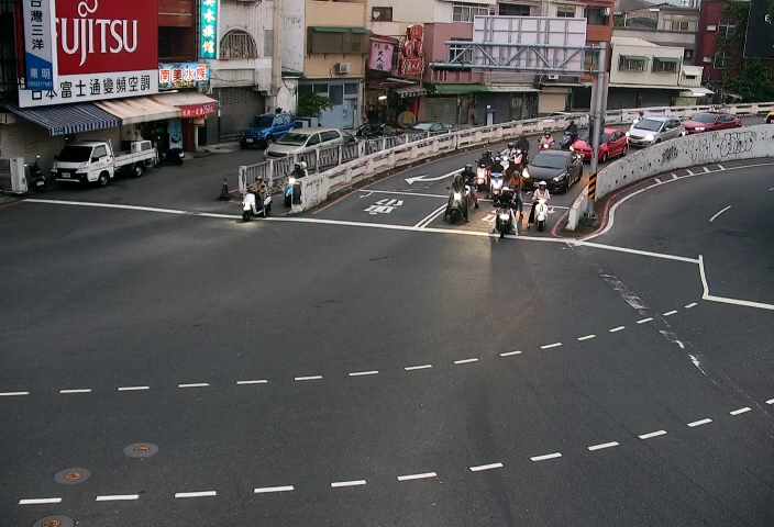 台南市道路  東門圓環與北門路一段電動車前分隔島(向東) 距離0.6公里 氣溫30.6度