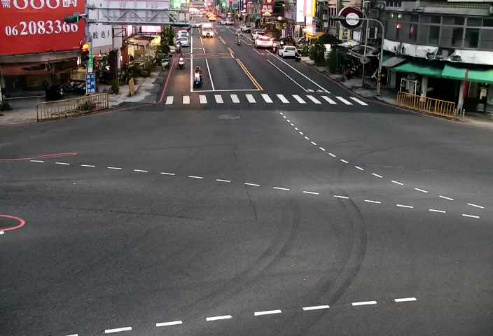 台南市道路  東門圓環與大同路一段北桿(向南) 距離0.7公里 氣溫30.6度