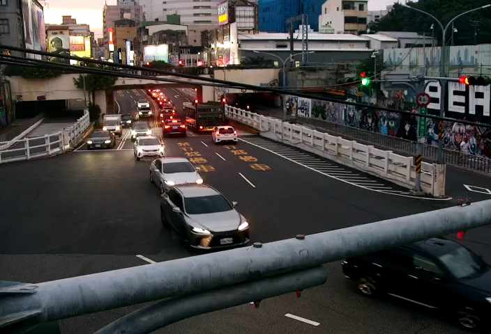 台南市道路  民族路一段與前鋒路口南桿(向北) 距離0.7公里 氣溫30.6度
