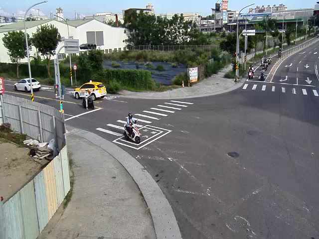 台南市道路  永康區 永安路與永運路口北桿(向南) 距離1.2公里 氣溫32度