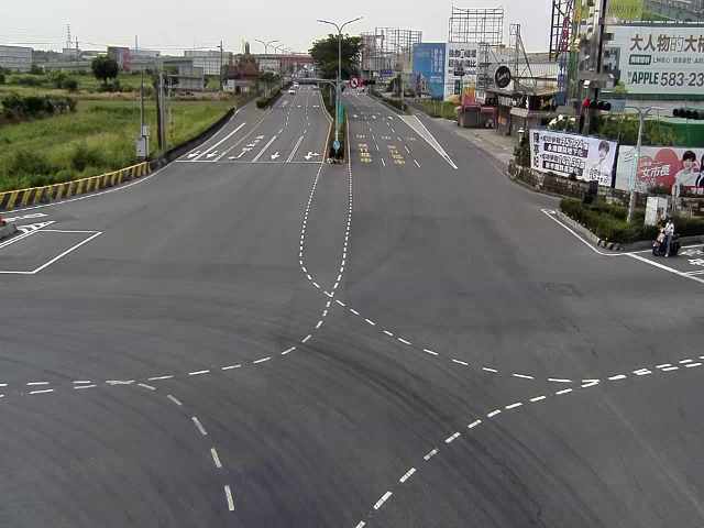 台南市道路 新市區 新港社大道與富強路口南桿(向北)