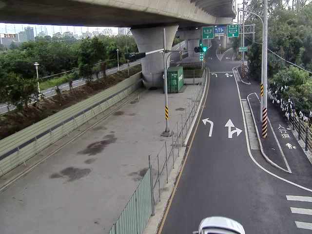 台南市道路  鹽水溪堤防與長和路一段222巷115弄口北桿(向南) 距離1.1公里 氣溫26.3度