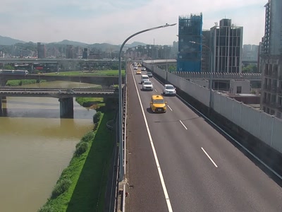 台北市道路  環東快進城南湖大橋 距離0.6公里 氣溫21.3度