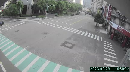 台中市道路  安和路/福泰街(右側車流往臺灣大道) 距離2.8公里 氣溫29.9度