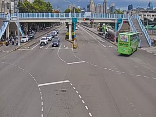 台中市道路  臺灣大道/福安路(右側車流往文心路) 距離2.5公里 氣溫29.9度