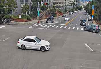 台中市道路  東大路/西屯路(右側車流往環中路) 距離1.6公里 氣溫28.5度