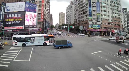 台中市道路  崇德路/松竹路(右側車流往文心路) 距離1.9公里 氣溫26度
