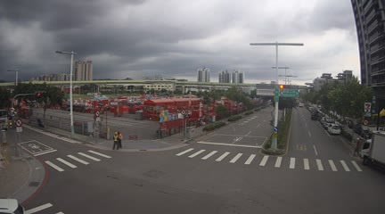 台中市道路  敦富路/敦富二街(右側車流往松竹路) 距離1.5公里 氣溫28.5度
