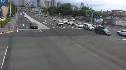 台中市道路  臺灣大道/安和路(右側車流往文心路) 距離2.8公里 氣溫29.9度