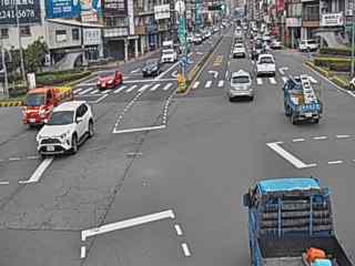 台中市道路  北屯路/進化北路(右側車流往文心路) 距離0.5公里 氣溫26度