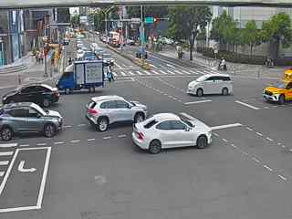 台中市道路  崇德路二段/文心路四段(右側車流往進化北路) 距離1.0公里 氣溫26度